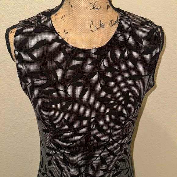 Women’s Sleeveless Classic Modern Cocktail Dress - Picture 8 of 11